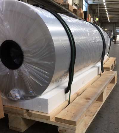 Transport of aluminum rolls on pallets.